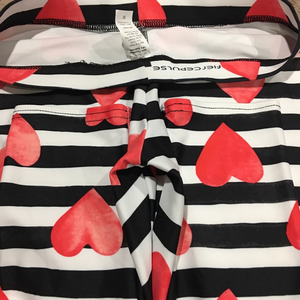 ❤️ FIERCEPULSE ❤️ COLLECTION GORGEOUS RED HEART STRIPED DESIGN LEGGINGS ( NWOT ) - Picture 4 of 4